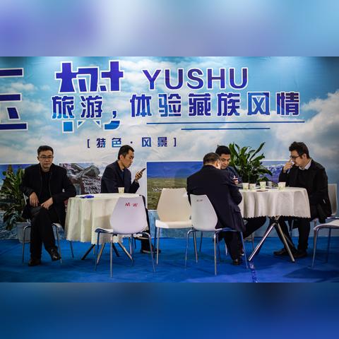 长江不夜城表演时间表：夜幕降临，灯火辉煌，精彩演出从黄昏持续到凌晨